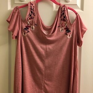 Large cute off-the-shoulder shirt.Beautiful Color!